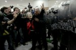 Άγριο ξύλο στο Ειρηνοδικείο Αθηνών - Χτυπήματα με γκλοπ, χημικά και τραυματίες (vid&pics)