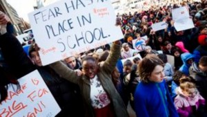 Φοιτητές και μαθητές διαδηλώνουν εναντίον των πυροβόλων όπλων