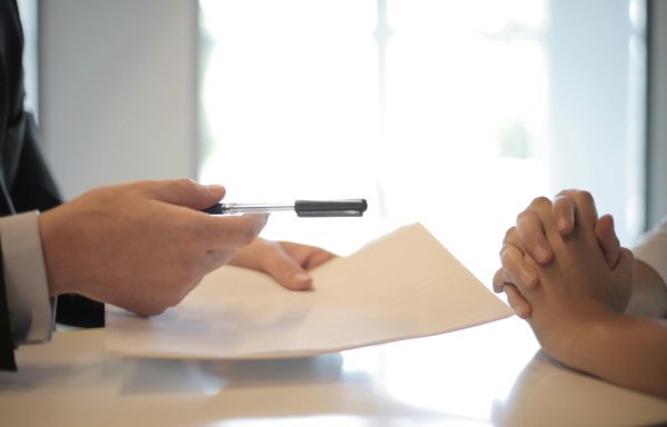 «Κλειδώνει» η πρώτη μείωση επιτοκίων - Πότε θα «πέσουν» οι δόσεις στα στεγαστικά δάνεια