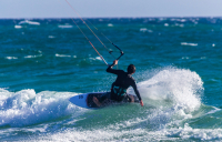 Θεσσαλονίκη: Έκανε kite surf, παρασύρθηκε από τον αέρα και τραυματίστηκε