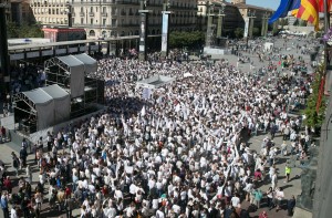 Χιλιάδες Ισπανοί κατέκλυσαν τους δρόμους υπέρ του «διαλόγου» της «ενότητας»