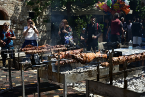 Ξεφεύγουν οι τιμές για το Πάσχα - Στα 16 ευρώ το κιλό κατσίκι και αρνί