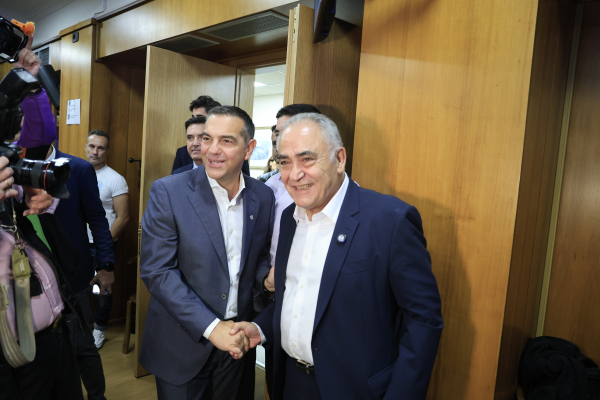 Ο Αλέξης Τσίπρας στη συνεδρίαση του ΔΣ του Επαγγελματικού Επιμελητηρίου Αθηνών (Live εικόνα)