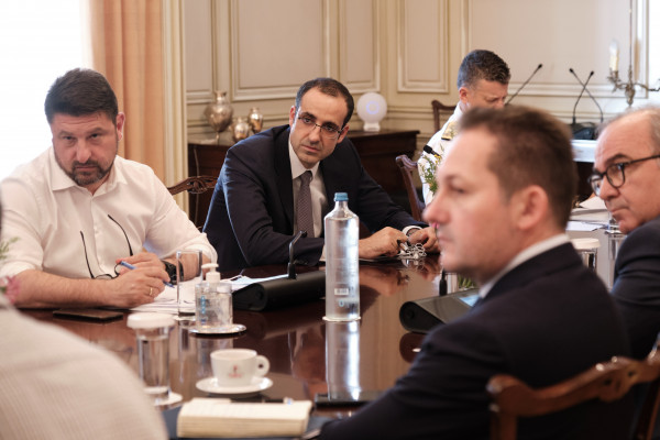 Κορονοϊός: Τι αποφασίστηκε στην έκτακτη σύσκεψη στο Μαξίμου - Για ποιους είναι υποχρεωτική η μάσκα