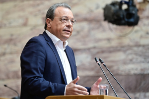 Να κλείσει μέτωπα επιχειρεί ο Φάμελλος