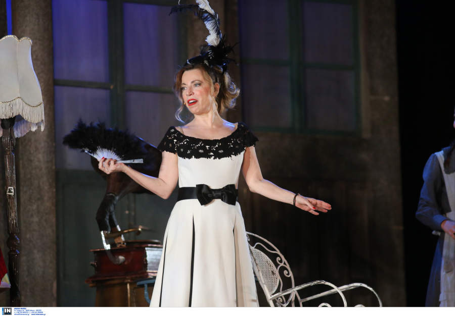 Η Δήμητρα Παπαδοπούλου δείχνει φωτογραφία της «με παλιά και νέα ταυτότητα»