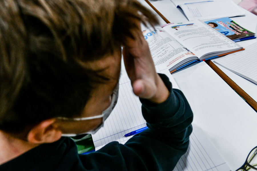 Ηπατίτιδα σε παιδιά: Το σύμπτωμα που... «φωνάζει» και γιατί δεν τα «κλείνουμε στη γυάλα»