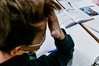 Ηπατίτιδα σε παιδιά: Το σύμπτωμα που... «φωνάζει» και γιατί δεν τα «κλείνουμε στη γυάλα»