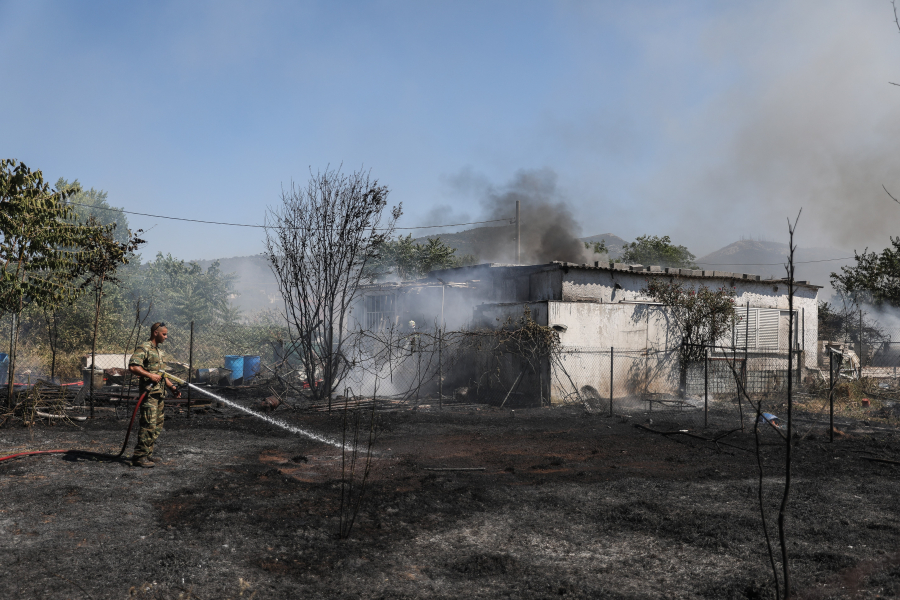 Φωτιά τώρα στα Σπάτα