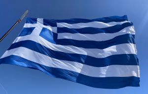 28η Οκτωβρίου: Η μεγαλύτερη ελληνική σημαία υψώθηκε ξανά στο Ηράκλειο (εικόνες)