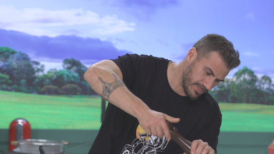 «Kitchen Lab»: Ο Άκης Πετρετζίκης φτιάχνει κλασικές συνταγές σε μοντέρνα εκδοχή (1-2/2)