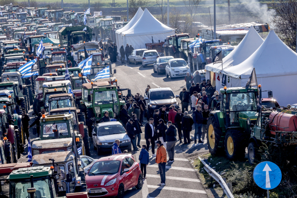 Επιχείρηση διάσπασης του αγροτικού μετώπου - Τι συμβαίνει στα μπλόκα