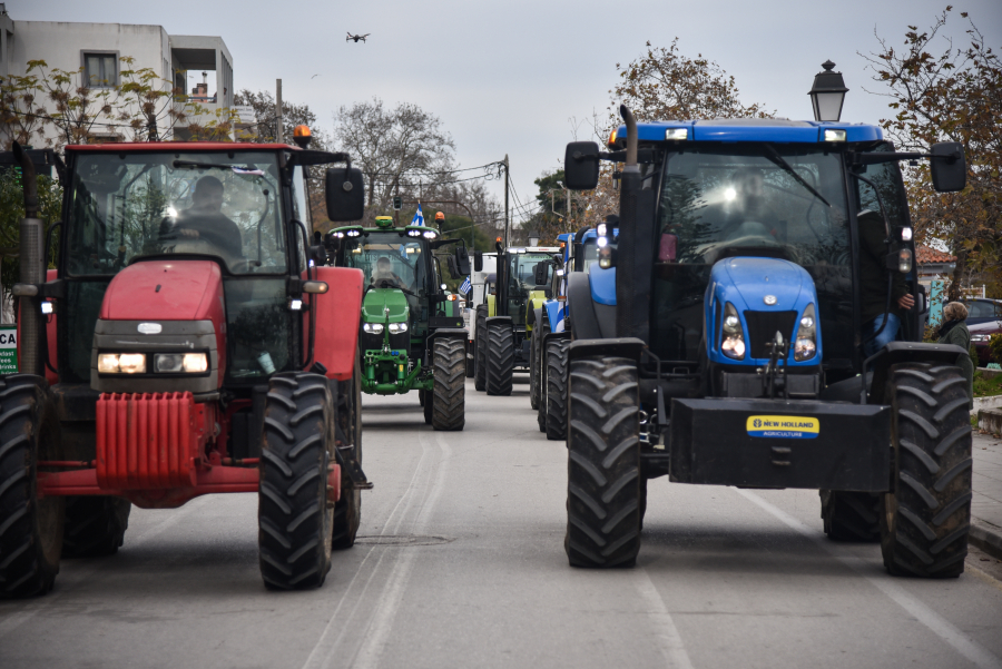 Οι αγρότες έκλεισαν τις σήραγγες των Τεμπών για φορτηγά - Η Αστυνομία απαγορεύει ΙΧ και λεωφορεία