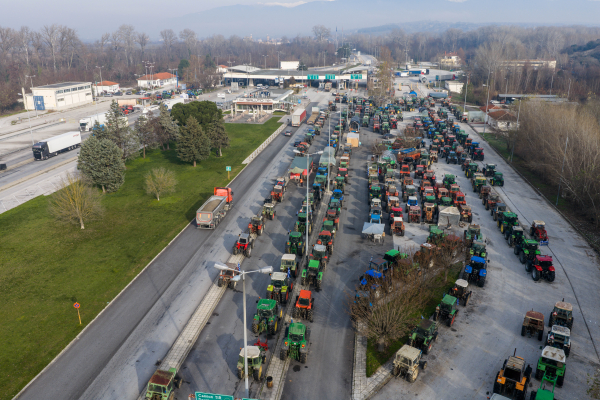 Δεν κάνουν πίσω οι αγρότες: Κλείνουν τις σήραγγες των Τεμπών για φορτηγά - Η αστυνομία αποφασίζει αποκλεισμό για όλους