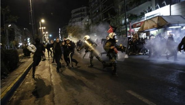 Άνοιξαν οι σταθμοί του μετρό μετά την πορεία στο Πολυτεχνείο -Επεισόδια με τα ΜΑΤ