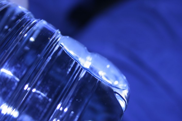 Επικίνδυνοι μικροοργανισμοί μέσα σε εμφιαλωμένο νερό - Πως θα καταλάβετε το «ύποπτο» μπουκάλι