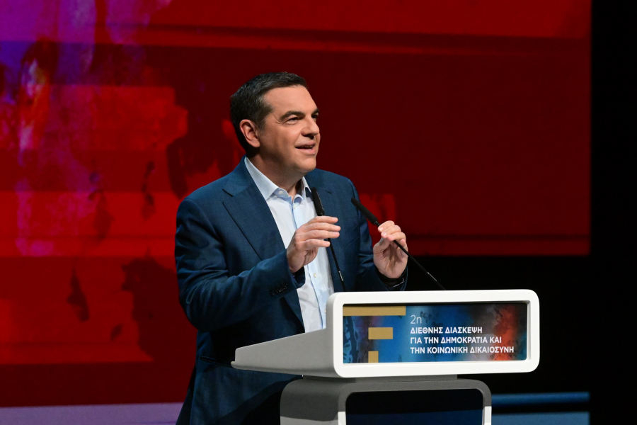 Ξεκίνησε να ενώνει το αδιόρατο νήμα του «νέου πατριωτισμού»