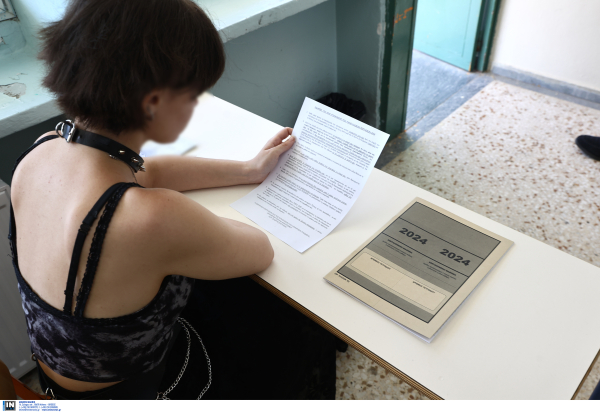 Κραυγή αγωνίας γονέων για τις Πανελλήνιες 2024 και το κύμα καύσωνα