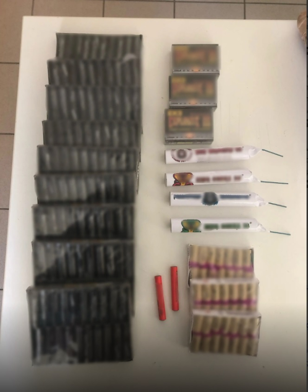 Κορωπί: Χειροπέδες σε ανηλίκους - Κατείχαν 288 κροτίδες