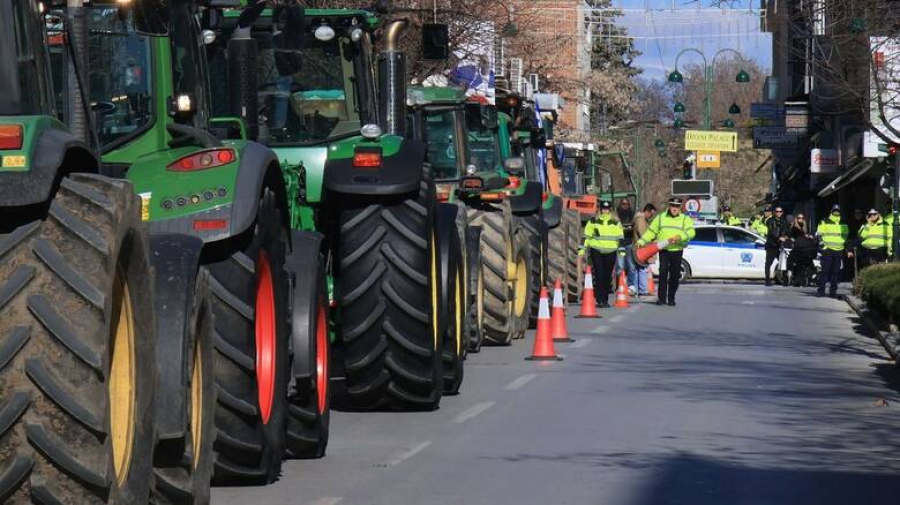Νέα μπλόκα των αγροτών - Κλειστή η εθνική οδός Θεσσαλονίκης - Μουδανιών