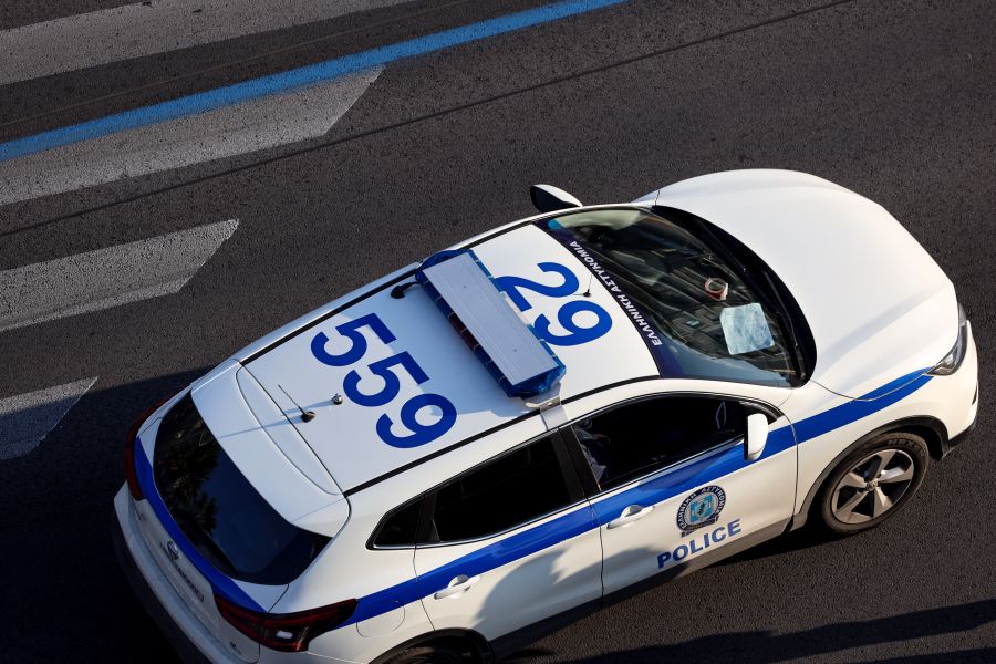 Τροχαίο στο Μενίδι: Εγκλωβίστηκε γυναίκα μετά από πτώση σε ρέμα