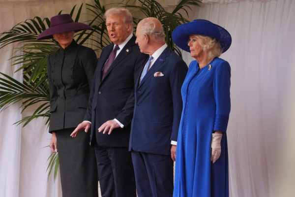 Τα δώρα που αντάλλαξαν Τραμπ και βασιλική οικογένεια - Διαμάντια, ρουμπίνια και ένα σπαθί