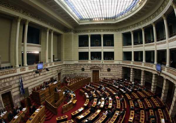 Μέτρα για την ανασφάλιστη και αδήλωτη εργασία ζητούν 33 βουλευτές του ΣΥΡΙΖΑ