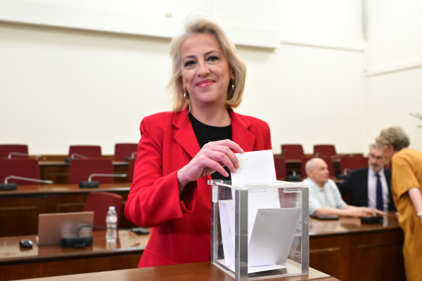 Εκλέγεται σήμερα πρόεδρος της ΚΟ του ΣΥΡΙΖΑ η Ρένα Δούρου - Ψήφισαν και οι 8 βουλευτές