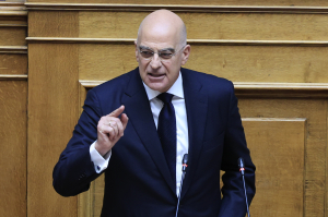 Δένδιας: Στις 30 Μαΐου 1941 Μ. Γλέζος και Λ. Σάντας κατέβασαν τη ναζιστική σημαία από την Ακρόπολη