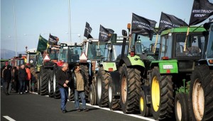 Αγρότες απέκλεισαν την εθνικό οδό Χανίων - Ρεθύμνου