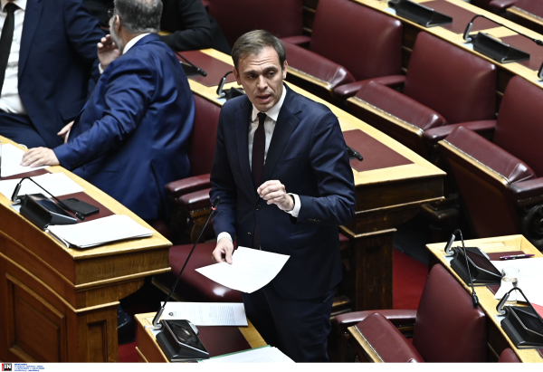 Απάντηση ΠΑΣΟΚ στον Μητσοτάκη: Έχετε μπλέξει τη Βουλή με τον Εθνικό Κήπο – Τέλος ο περίπατος