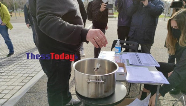 Παραδίδουν τα κλειδιά τους οι επιχειρηματίες της Θεσσαλονίκης σε... κατσαρόλα (vid)