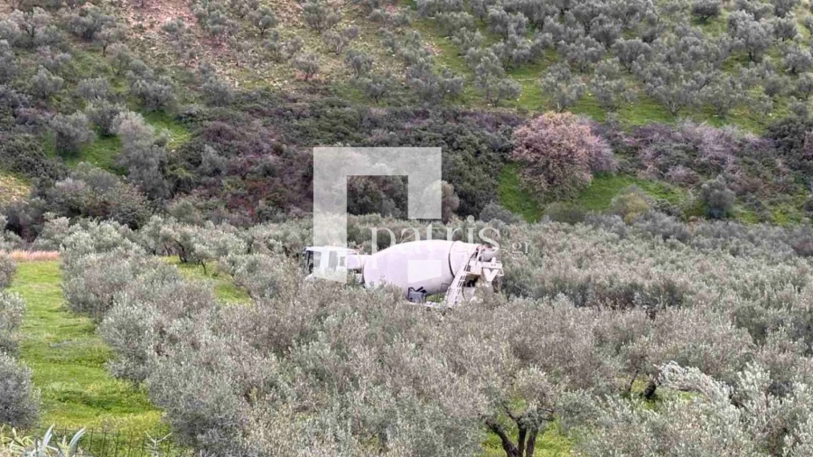 Ρέθυμνο: Μπετονιέρα... «βόσκησε» μέσα σε χωράφι