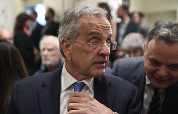 Δεν καταψηφίζει αλλά και... δεν ψηφίζει τον προϋπολογισμό ο Σαμαράς