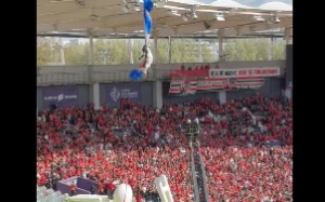Βίντεο που κόβει την ανάσα: Αλεξιπτωτιστής «κρεμάστηκε» σε οροφή γηπέδου στη Γαλλία