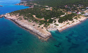 Η ήσυχη παραλία της Αττικής που δεν ξέρουν ούτε οι ντόπιοι