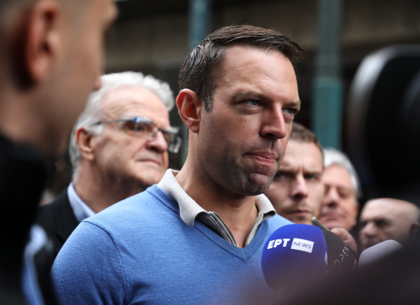 Επί του πεδίου ο Κασσελάκης για το νέο φορολογικό - Συνάντηση με Estiasi Greece