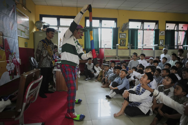 Περισσότεροι από 800 μαθητές δηλητηριάστηκαν από δωρεάν σχολικά γεύματα στην Ινδονησία