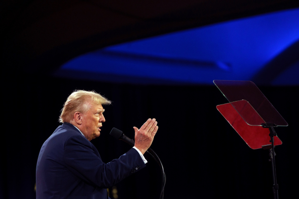 Ο Τραμπ ζητά να παύσει η δίωξη για τα απόρρητα έγγραφα, επικαλείται την ασυλία