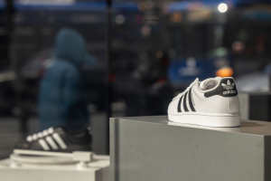 H Adidas προειδοποιεί για αυξήσεις λόγω των δασμών Τραμπ - «Αδύνατο να προβλέψουμε πόσο»