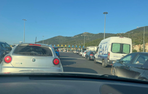 Έξοδος Αγίου Πνεύματος: Στο «κόκκινο» η κίνηση σε Κηφισό, Αττική Οδό και λιμάνι του Πειραιά