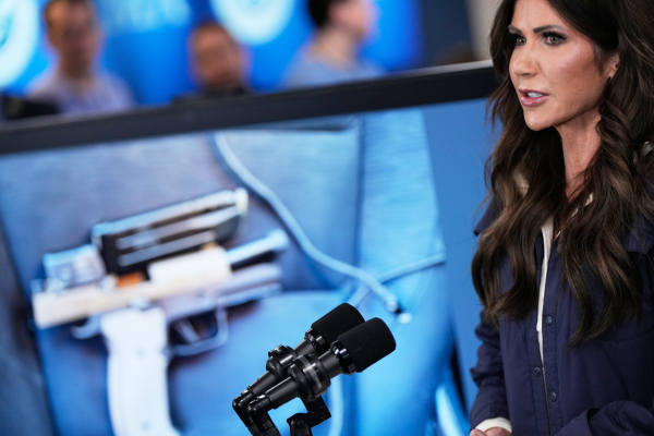 H ΙCE εξοργίζει και Ρεπουμπλικανούς γερουσιαστές: Μαζί με Δημοκρατικούς ζητούν την αποπομπή της Κρίστι Νόεμ