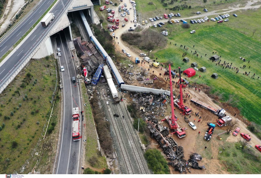Σύγκρουση τρένων στα Τέμπη: Στους 47 οι νεκροί από την τραγωδία, ψάχνουν στα συντρίμμια για αγνοούμενους