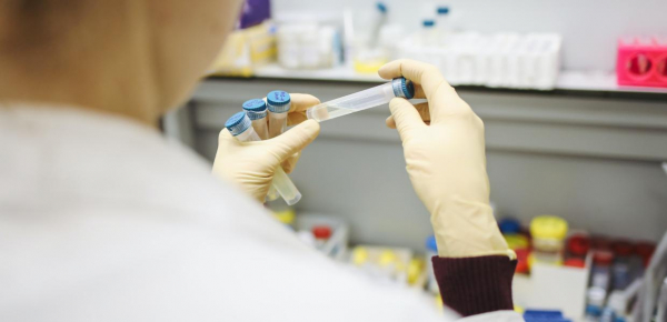 Μετάλλαξη Όμικρον: Ο ιός μπορεί να αναπαράγεται για εβδομάδες σε ανθρώπους με εξασθενημένο το ανοσοποιητικό σύστημα