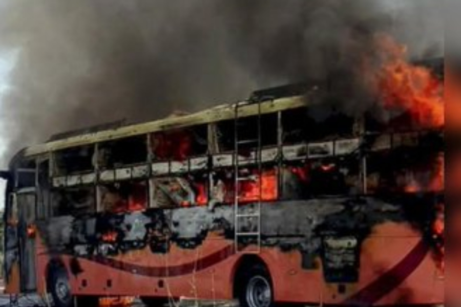 Ινδία: Λεωφορείο τυλίχθηκε στις φλόγες, τουλάχιστον 19 νεκροί