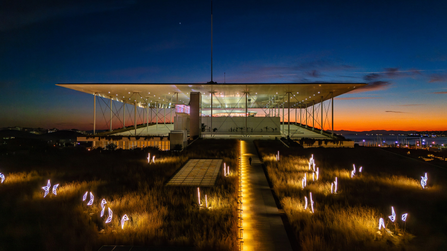 Χριστούγεννα στο ΚΠΙΣΝ: Οι φωτεινές εγκαταστάσεις είναι μαγεία