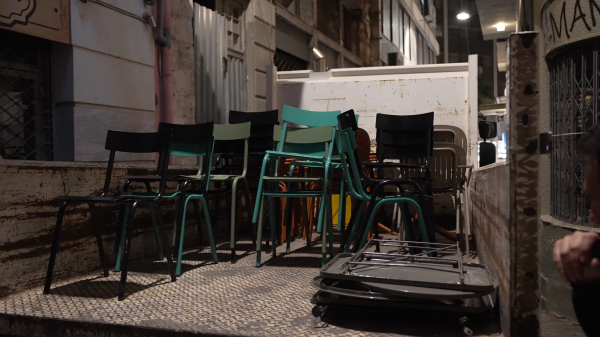 Καταστήματα χωρίς άδεια καταλαμβάνουν πλατείες και πεζοδρόμια