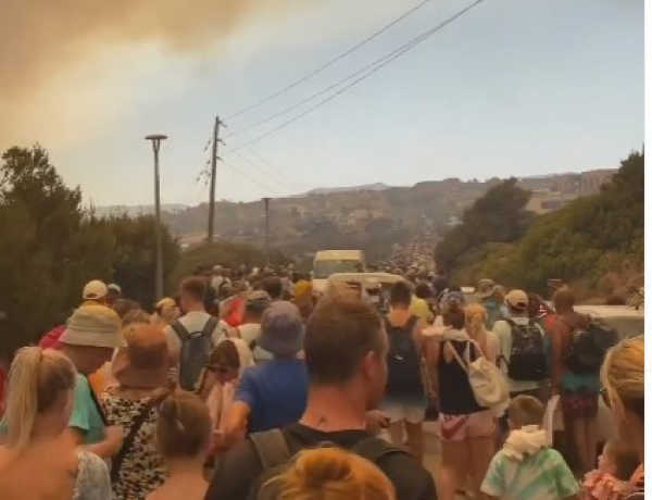 Πύρινος «εφιάλτης» στη Ρόδο: Τρέχουν να σωθούν, απεγκλωβίζουν κόσμο από παραλίες - Τουλάχιστον 2.000 άτομα έχουν απομακρυνθεί
