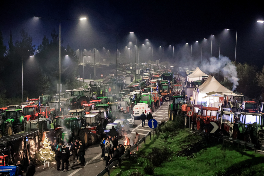 Greek PM Invites Protesting Farmers to Talks as Nationwide Roadblocks Persist