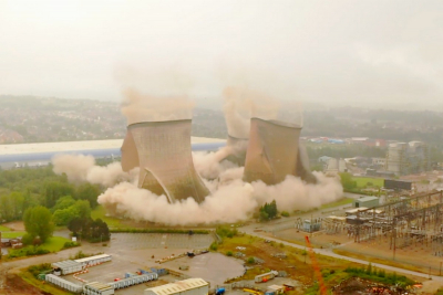 Έπεσαν σε δευτερόλεπτα τέσσερις γιγαντιαίοι πύργοι στη Βρετανία, εντυπωσιακό βίντεο